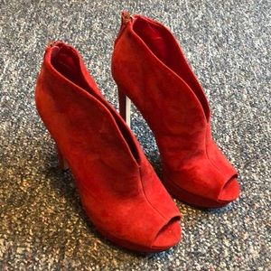 Open peep toe pumps. Never been worn!